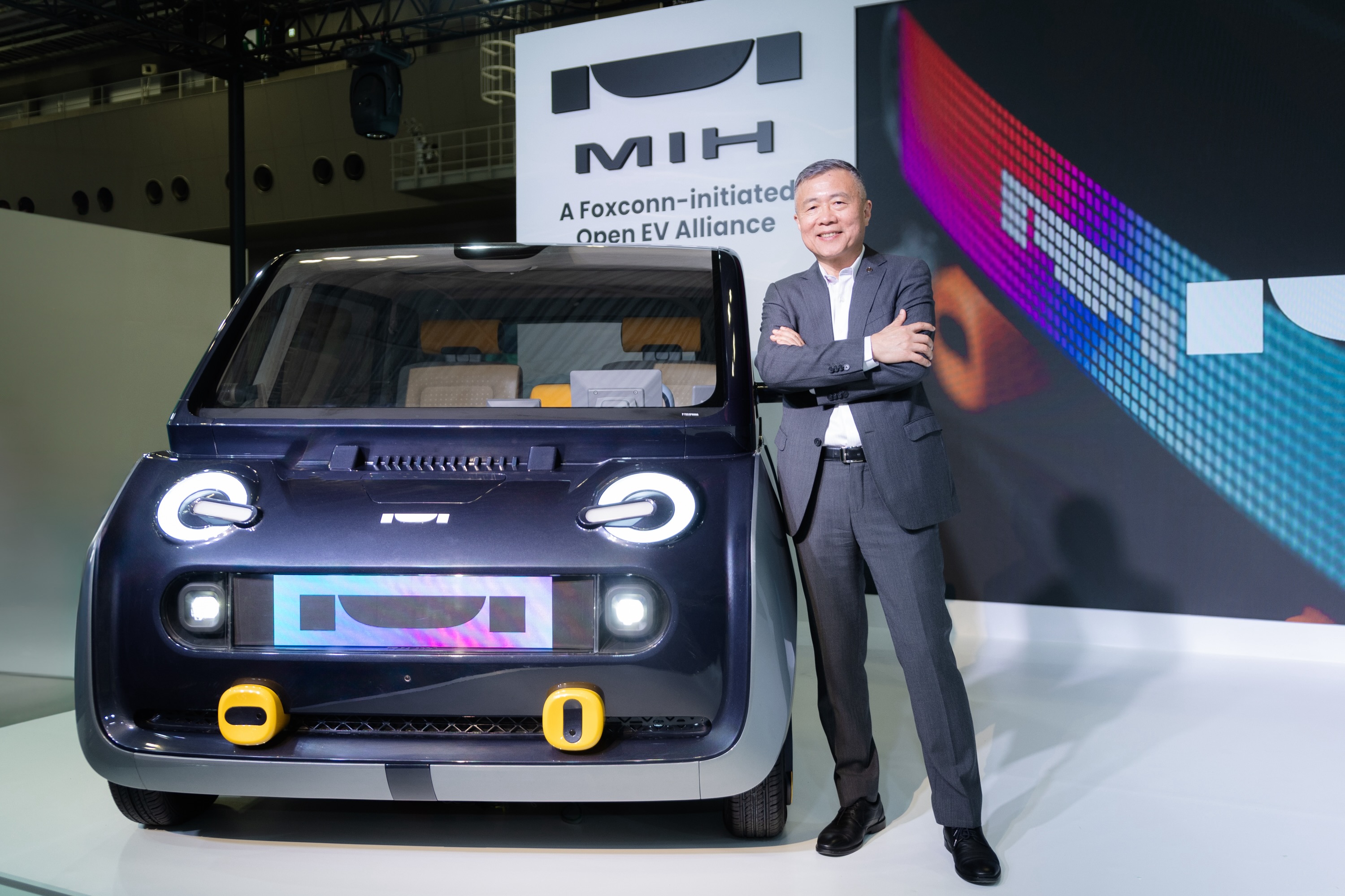 MIH聯盟執行長鄭顯聰於Japan Mobility Show正式發布Project X三人座概念車.jpeg